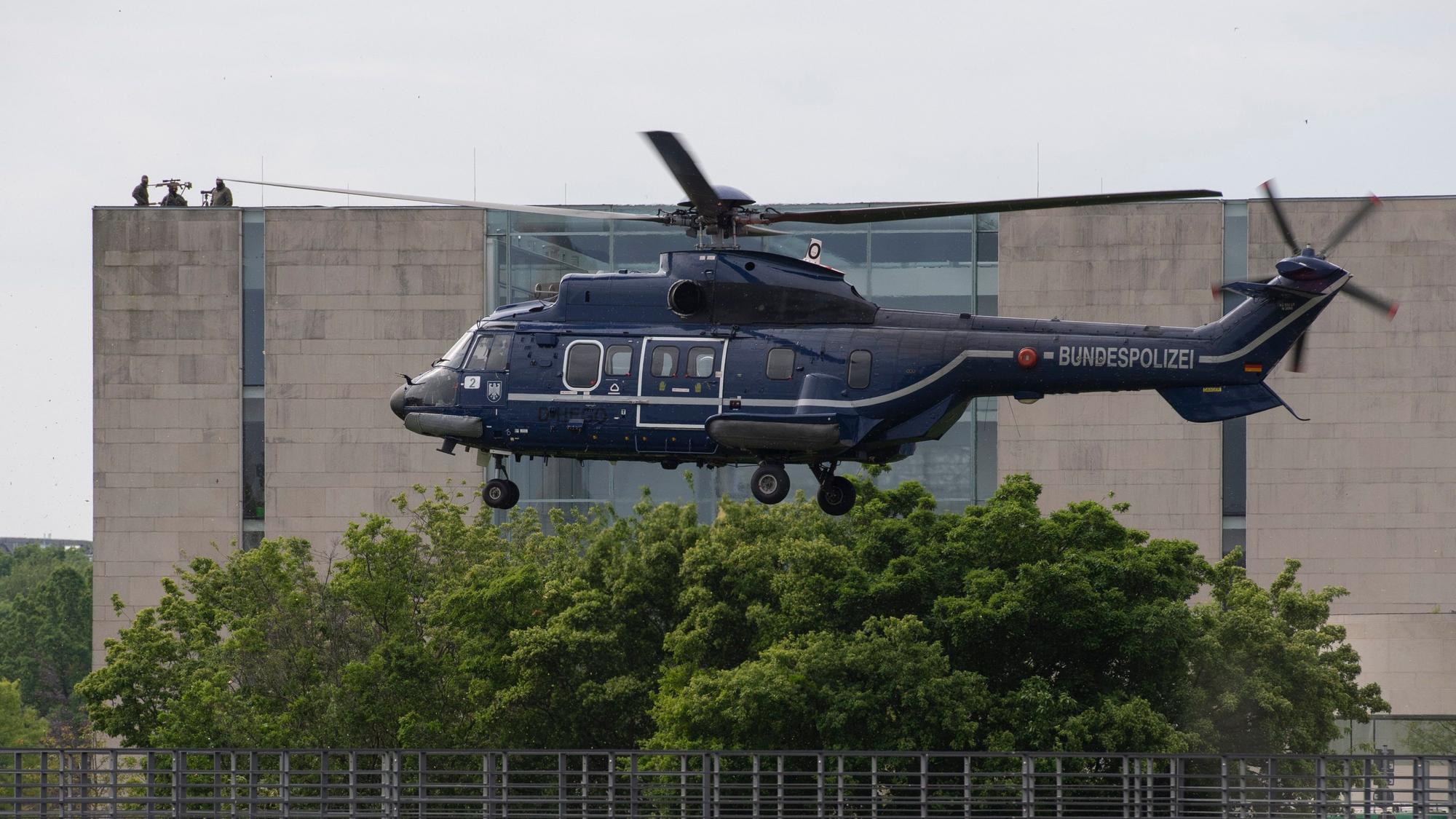 Ein Hubschrauber der Bundespolizei landet am Bundeskanzleramt. Beim Besuch des ukrainischen Präsidenten Selenskyj im Bundeskanzleramt war das Regierungsviertel großflächig abgesperrt.