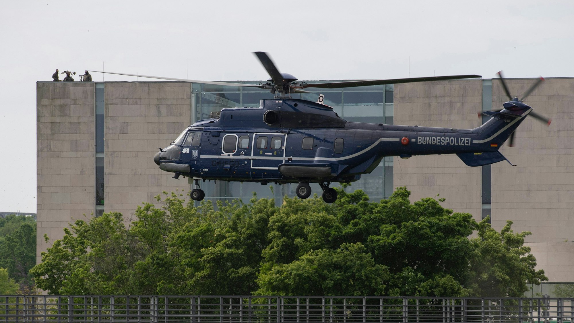 Ein Hubschrauber der Bundespolizei landet am Bundeskanzleramt. Beim Besuch des ukrainischen Präsidenten Selenskyj im Bundeskanzleramt war das Regierungsviertel großflächig abgesperrt.