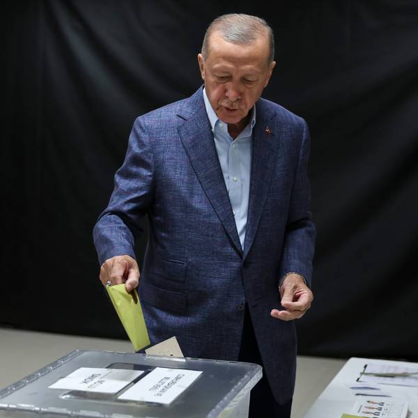 Recep Tayyip Erdoğan, Präsident der Türkei und Präsidentschaftskandidat, gibt seinen Stimmzettel in eine Wahlurne in einem Wahllokal in Istanbul. In der Türkei haben am Sonntag die Parlaments- und Präsidentenwahlen begonnen.
