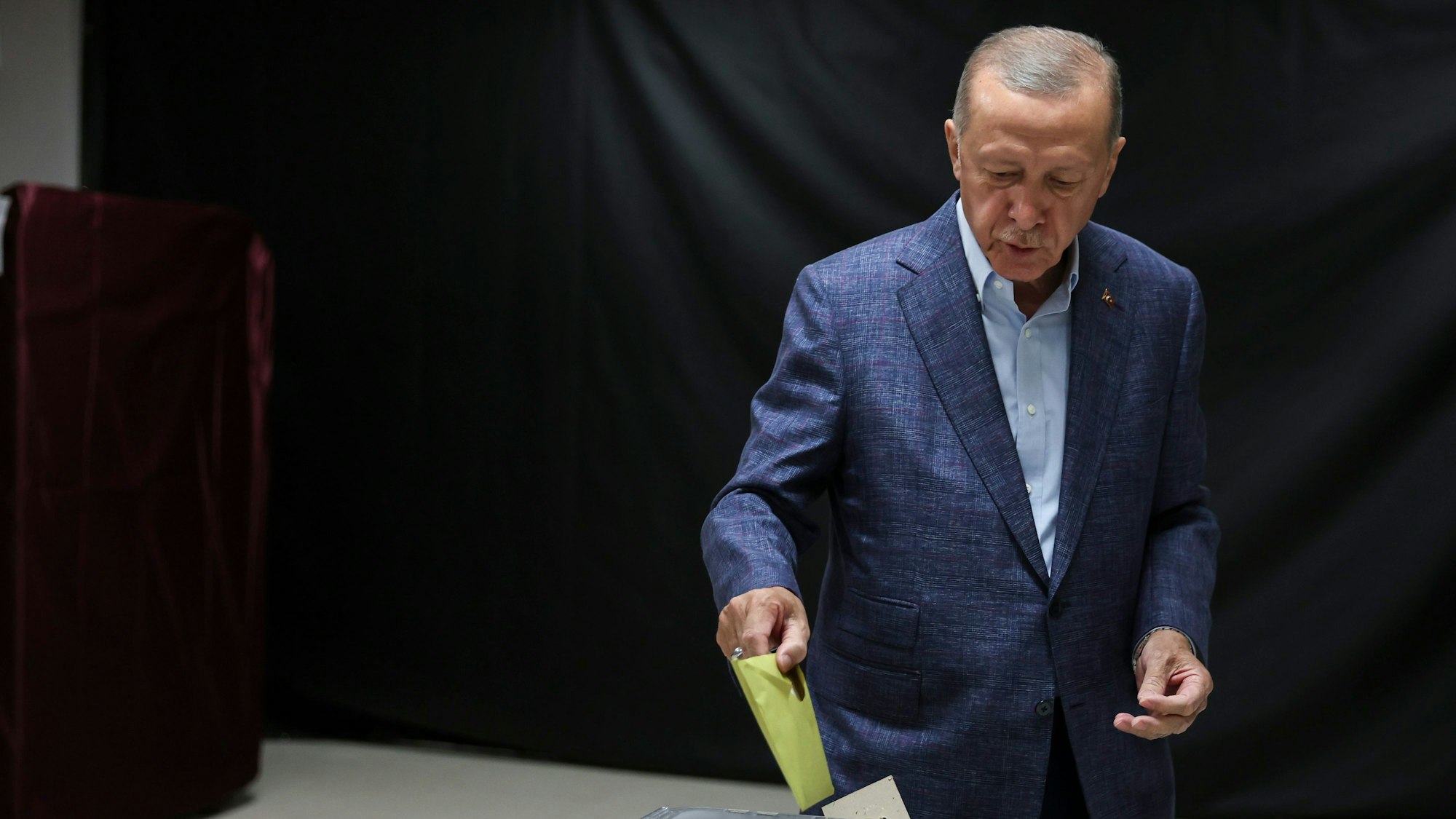 Recep Tayyip Erdoğan, Präsident der Türkei und Präsidentschaftskandidat, gibt seinen Stimmzettel in eine Wahlurne in einem Wahllokal in Istanbul. In der Türkei haben am Sonntag die Parlaments- und Präsidentenwahlen begonnen.