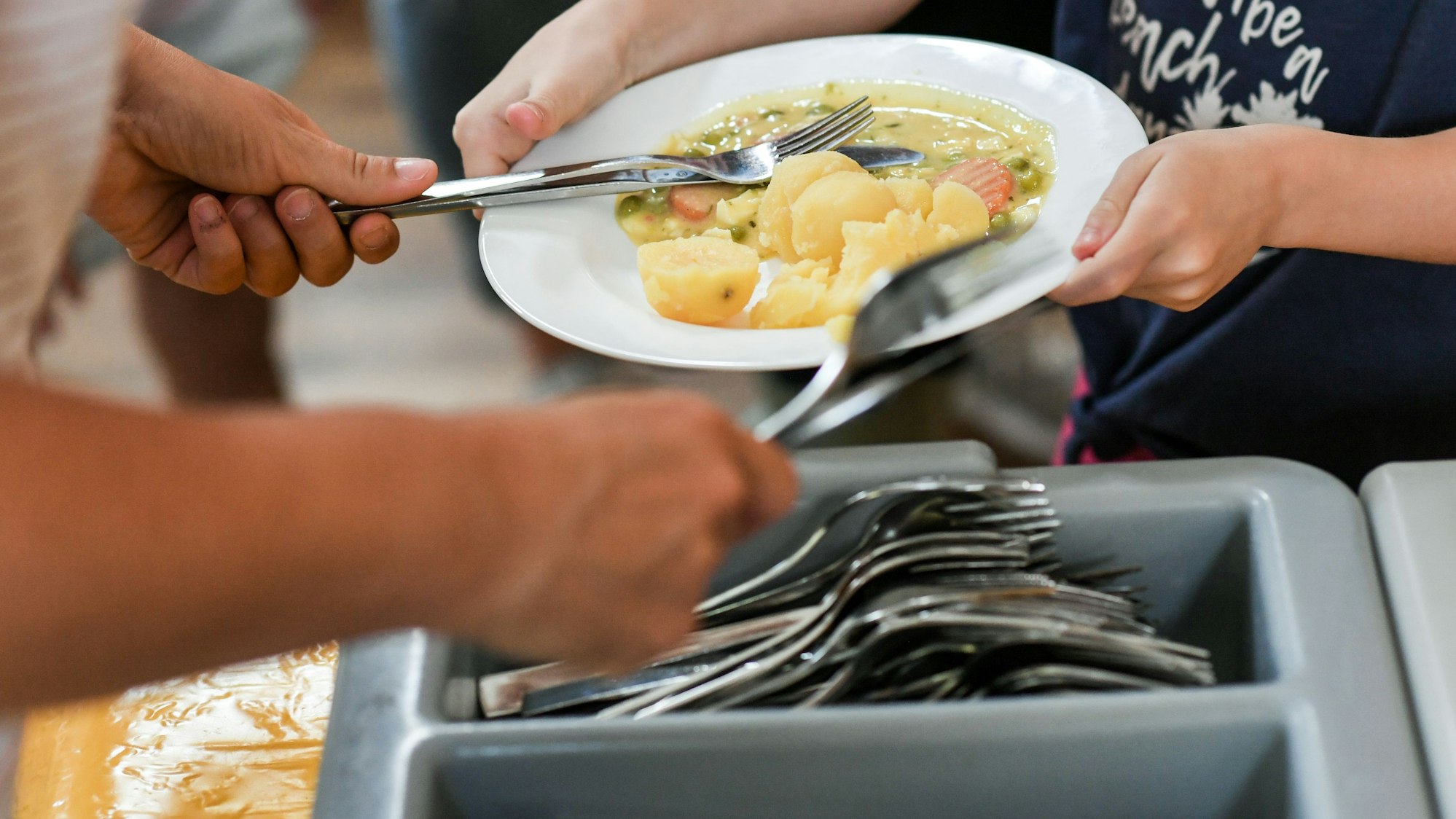 Schüler und Schülerinnen beim Mittagessen (Symbolfoto)