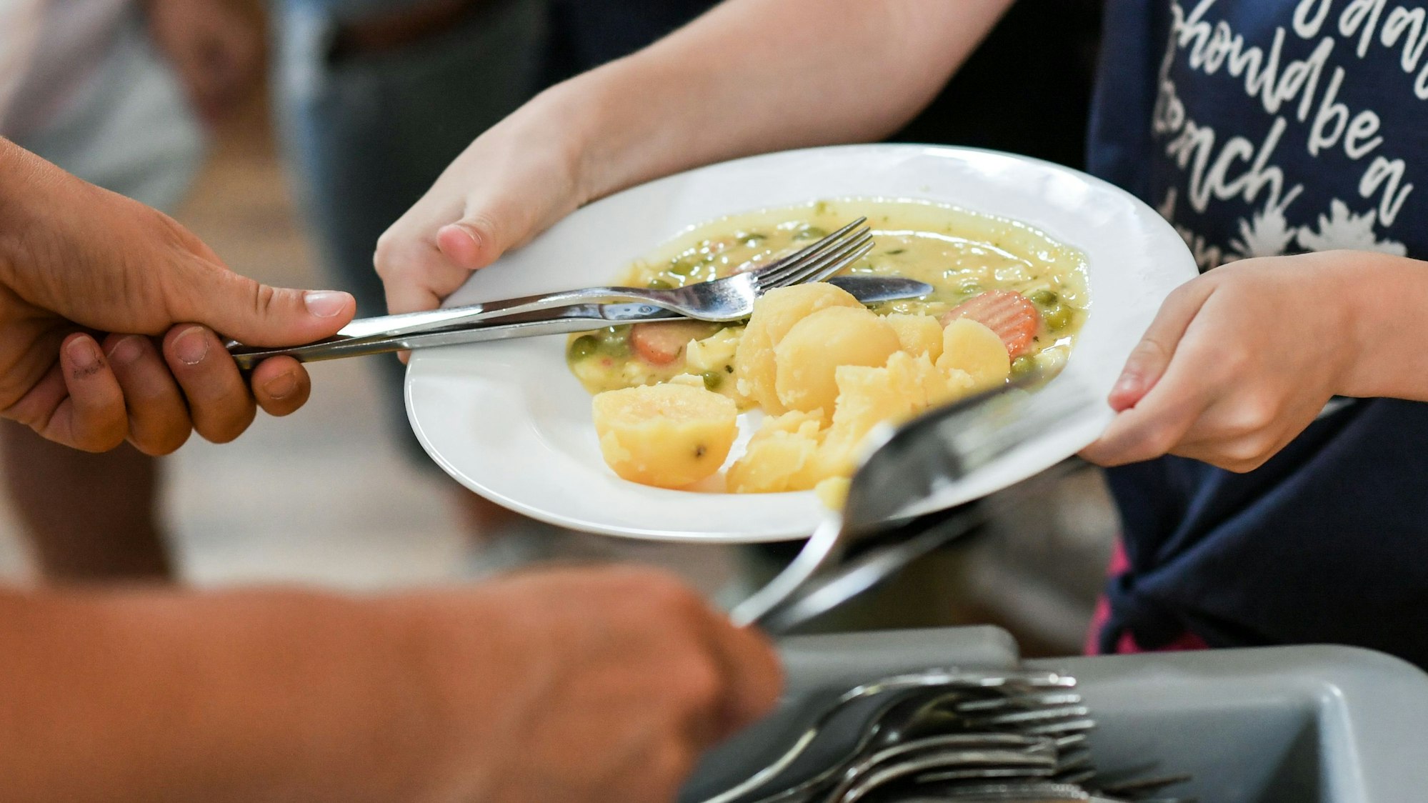 Schüler beim Mittagessen in der Mensa in der Grundschule an der Wuhlheide (2019).