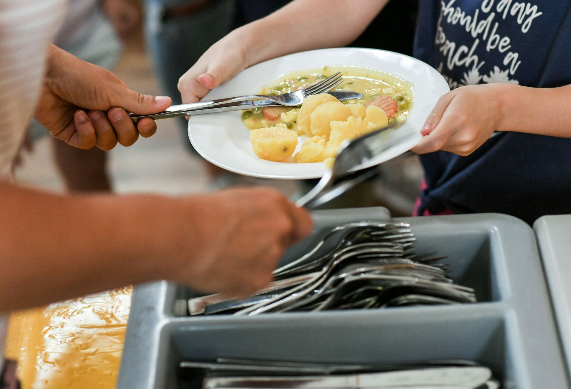 Schüler beim Mittagessen in der Mensa in der Grundschule an der Wuhlheide (2019). (zu dpa: «Anbieter von Schul- und Kitaessen wollen Preise nachverhandeln») +++ dpa-Bildfunk +++