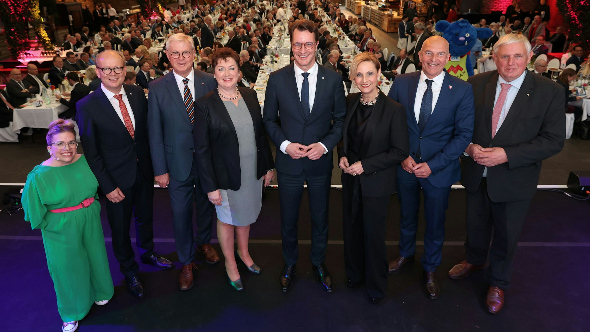 Halle Tor 2:
Festveranstaltung zum 70-jährigen Bestehen der Landschaftsverbände Rheinland und Westfalen-Lippe.
Ninia LaGrande, André Kuper, Klaus Baumann, Anne Henk-Hollstein, Hendrik Wüst, Ulrike Lubek, Dr. Georg Lunemann und Karl-Josef Laumann
Foto: Martina Goyert