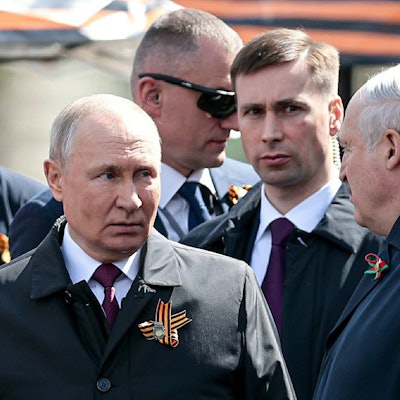 Letzter öffentlicher Auftritt: Alexander Lukaschenko (r.) im Gespräch mit Wladimir Putin (l.) bei der Militärparade am 9. Mai in Moskau. Der belarussische Diktator reiste vorzeitig ab – und wurde seitdem nicht mehr gesehen.