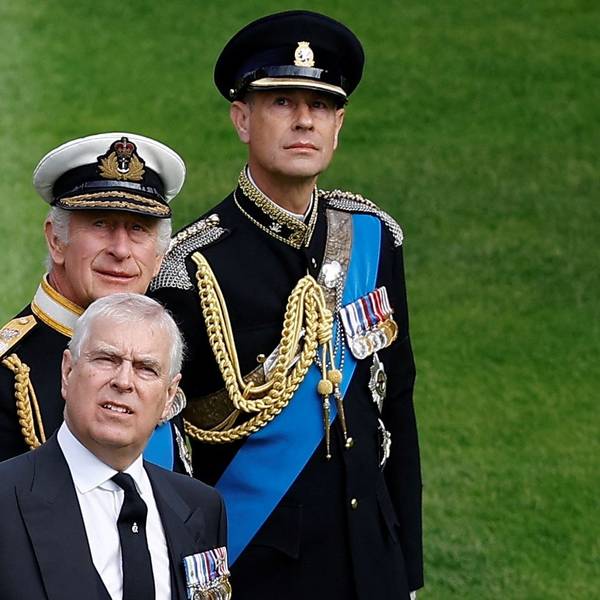 König Charles III, Prinz Edward, Earl of Wessex, und Prinz Andrew, Duke of York, in Windsor Castle vor der Trauerfeier für Königin Elizabeth II in der St. George's Chapel am 19. September 2022 in Windsor, England.