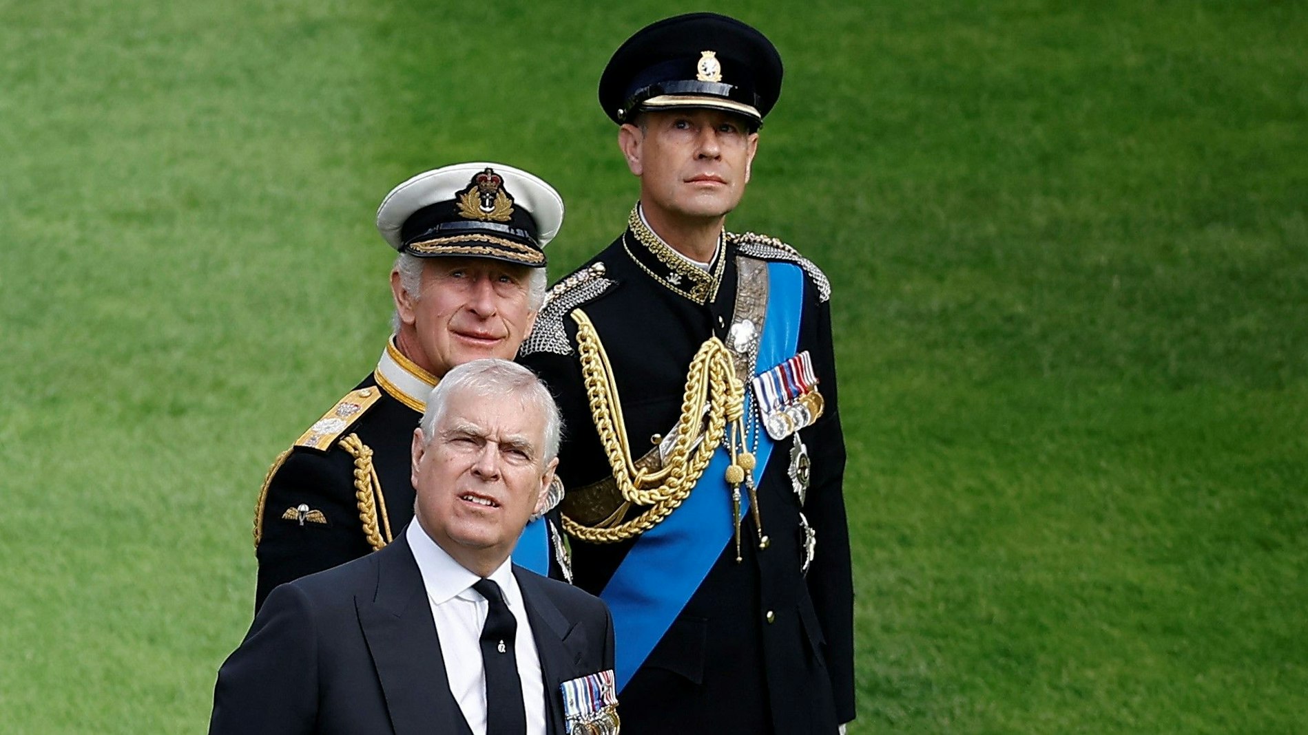 Die Blicke von König Charles III. (Mitte), Prinz Edward und seinem Bruder Andrew gehen in den Himmel. (Archivfoto)