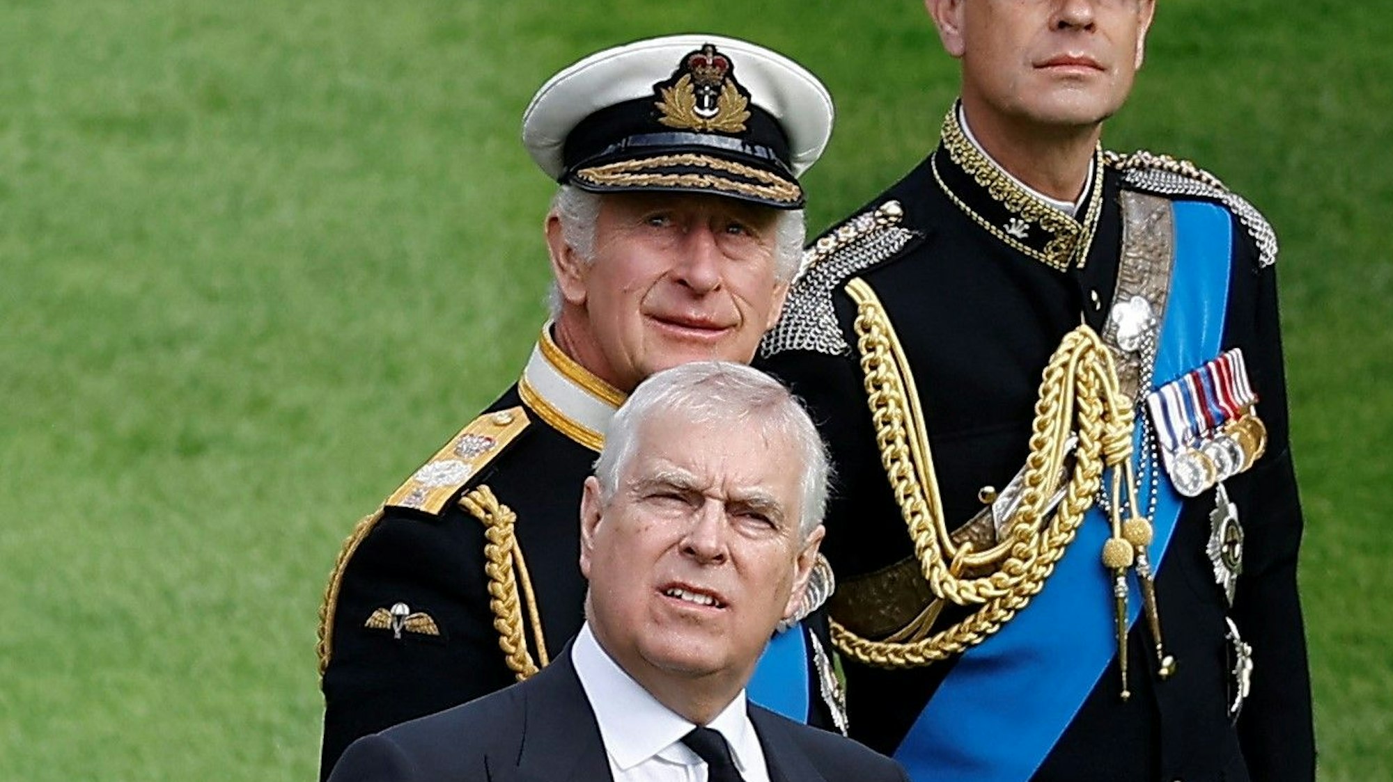 König Charles III, Prinz Edward, Earl of Wessex, und Prinz Andrew, Duke of York, in Windsor Castle vor der Trauerfeier für Königin Elizabeth II in der St. George's Chapel am 19. September 2022 in Windsor, England.