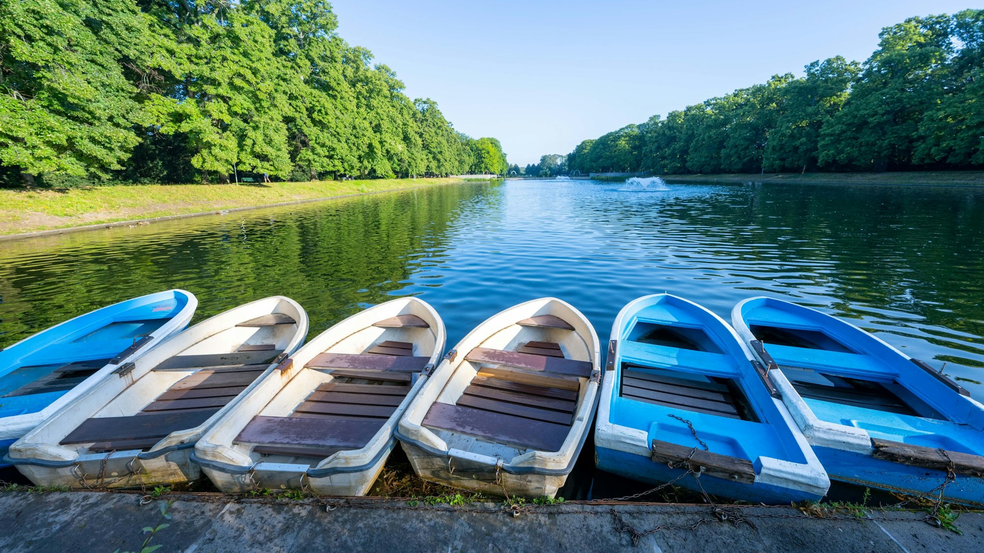 Ruderboote liegen an einem Steg am Blücherpark