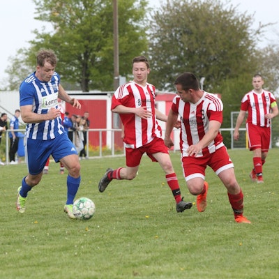 Ungleiches Duell: Wißkirchens Ben Decker wird von Andreas Wolter (r.) und Mika Welter laufen gelassen.