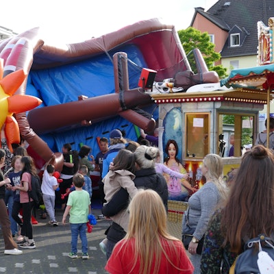 Die Hüpfburg auf dem Frouardplatz im Moment des Umkippens.