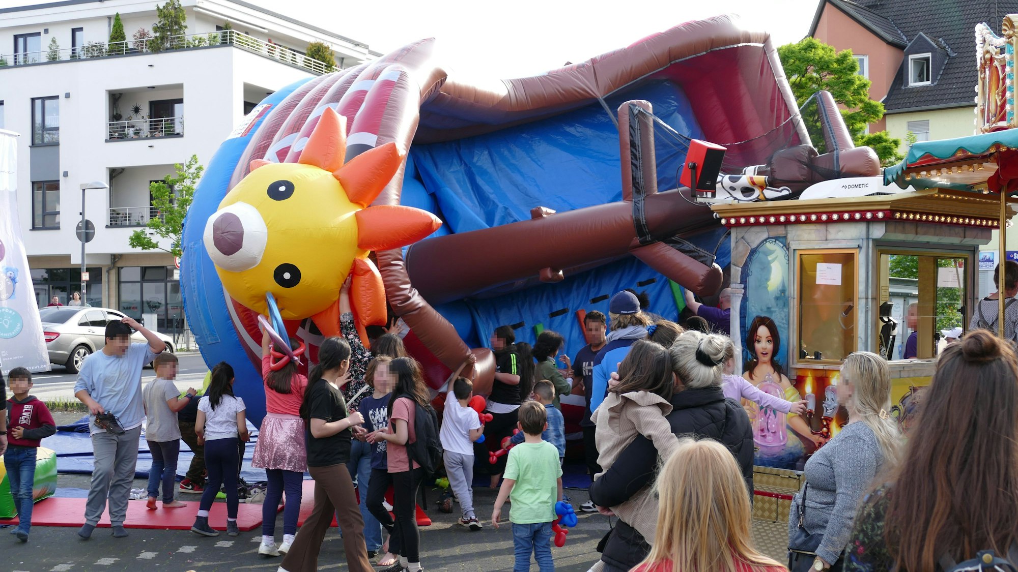 Die Hüpfburg auf dem Frouardplatz im Moment des Umkippens.