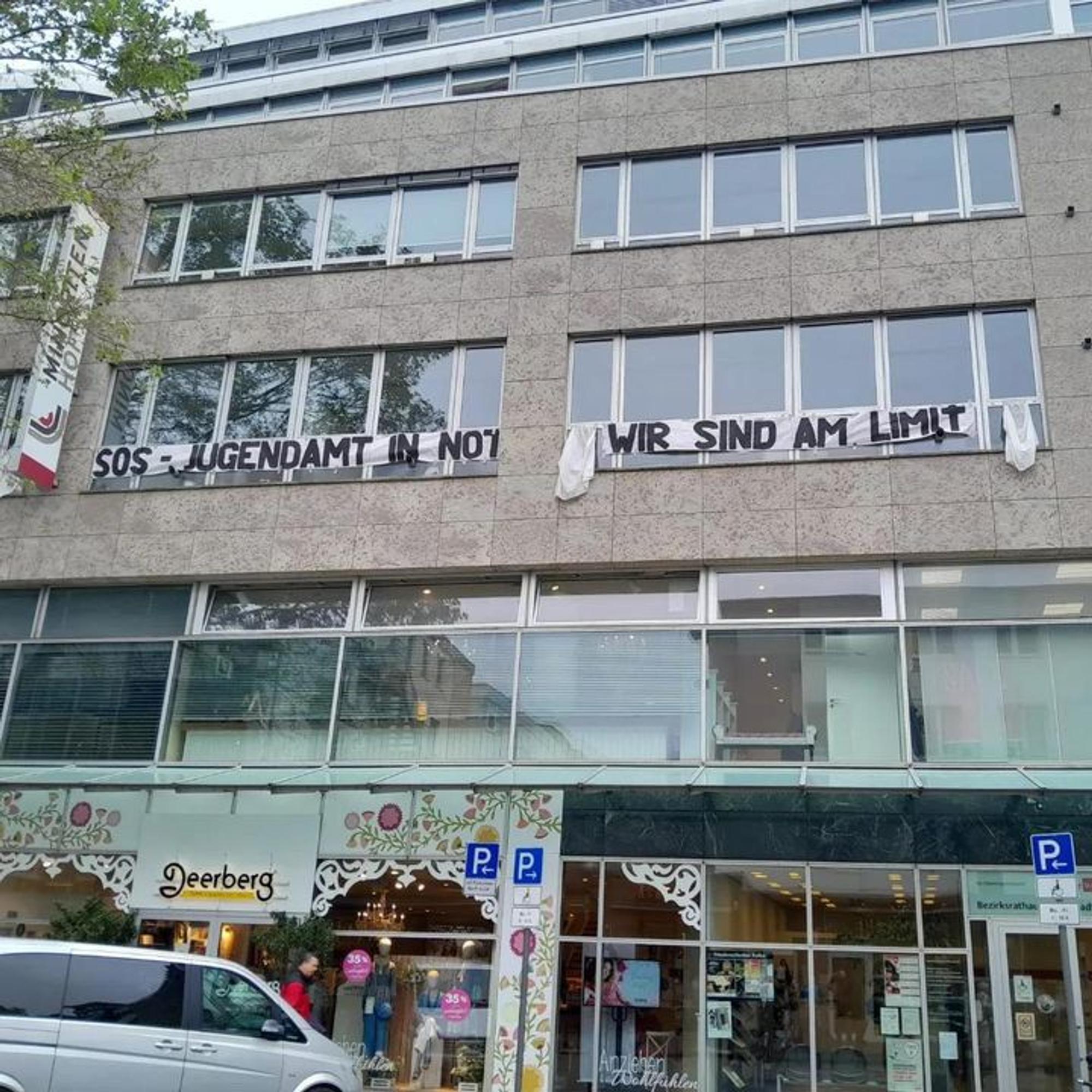 Auch am Bezirksjugendamt Innenstadt hingen am Montag weiße Fahnen.