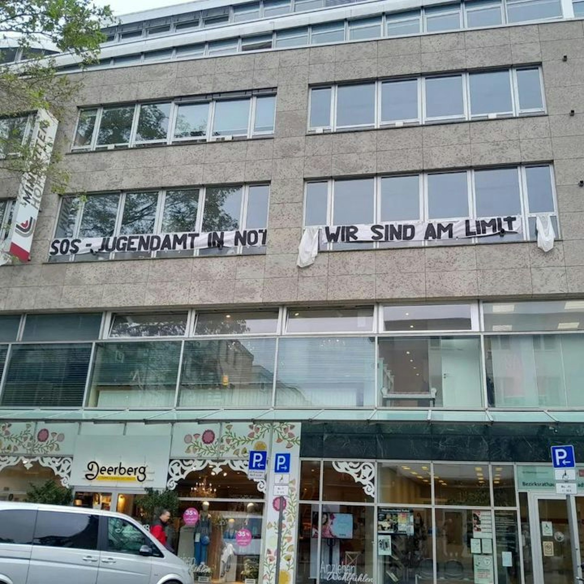 Auch am Bezirksjugendamt Innenstadt hingen am Montag weiße Fahnen.