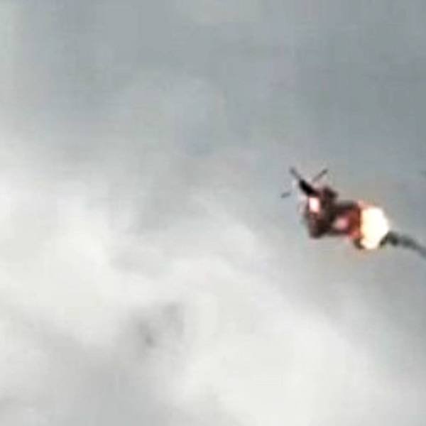Ein Screenshot aus einem Video zeigt die Explosion eines russischen Mi-8-Helikopters in der Region Brjansk. Die Hintergründe sind unklar. Spekulationen zufolge könnte Russland versehentlich vier eigene Flugzeuge abgeschossen haben.