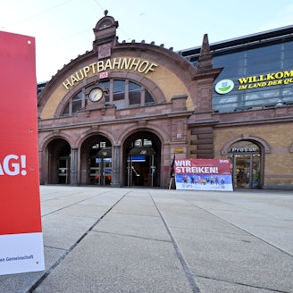 Warnstreik bei der Eisenbahn-Gewerkschaft EVG in Erfurt. Nachdem der 50-Stunden-Streik abgewendet wurde, will die EVG erneut verhandeln und droht auch mit Streik. (Archivbild)