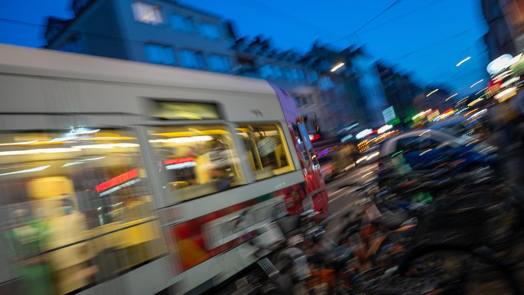 Die KVB führt nächtliche Oberleitungsarbeiten in Deutz durch. (Symbolbild)