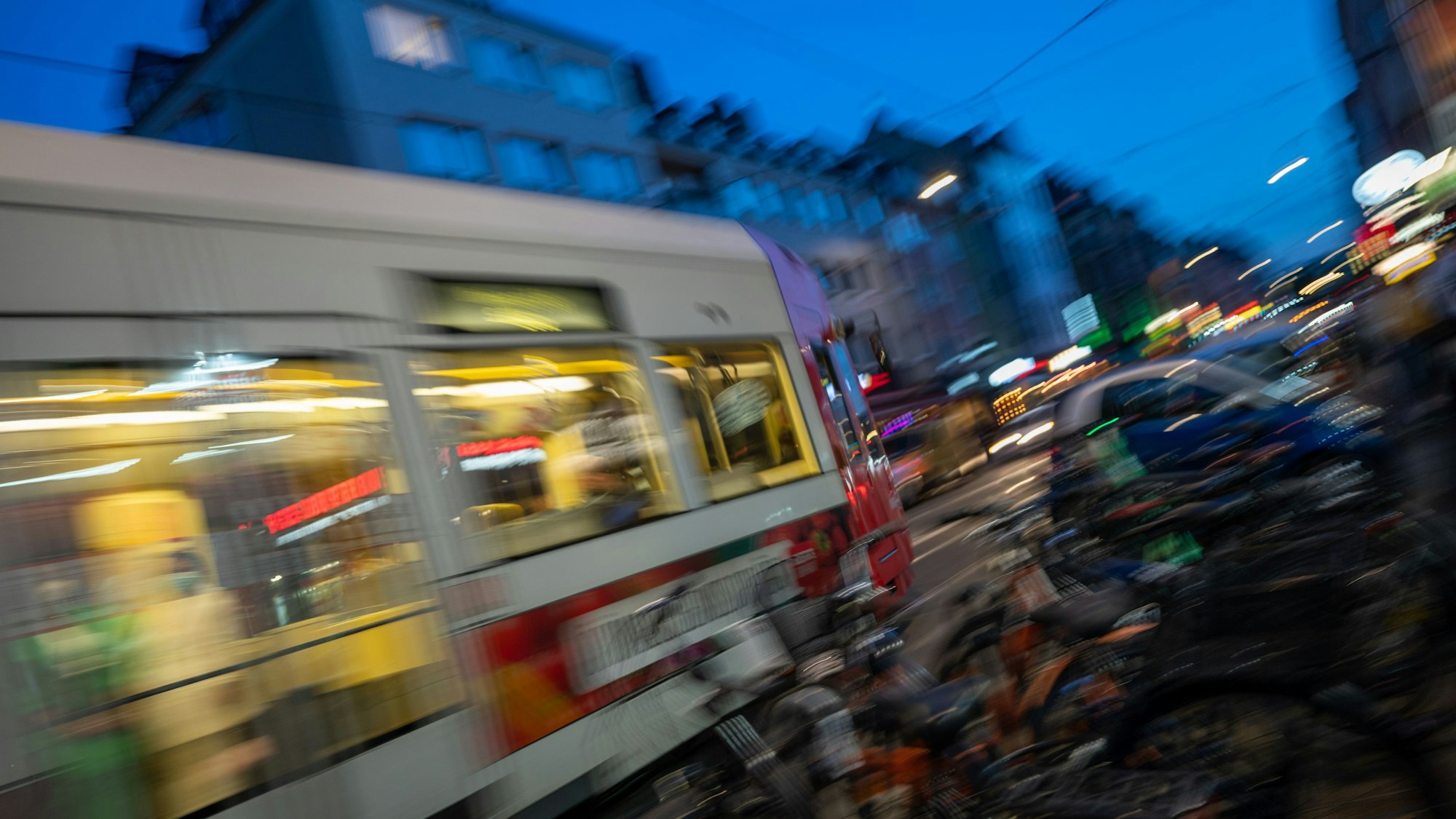 Durch die Zülpicher Straße fährt eine Straßenbahn. Foto: Uwe Weiser