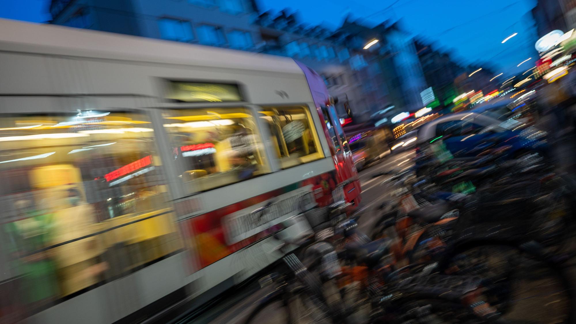 Straßenbahn fährt durch Köln