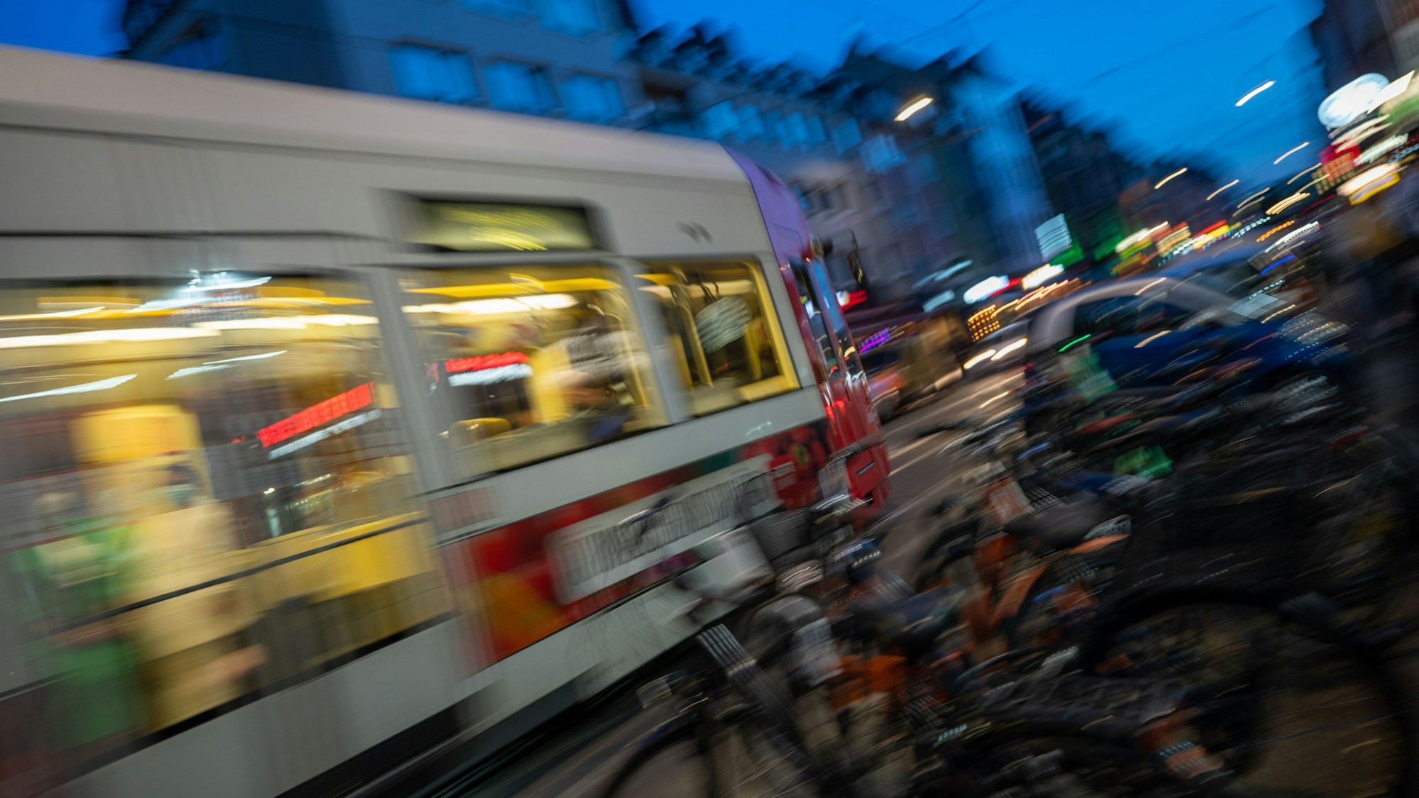 Straßenbahn fährt durch Köln