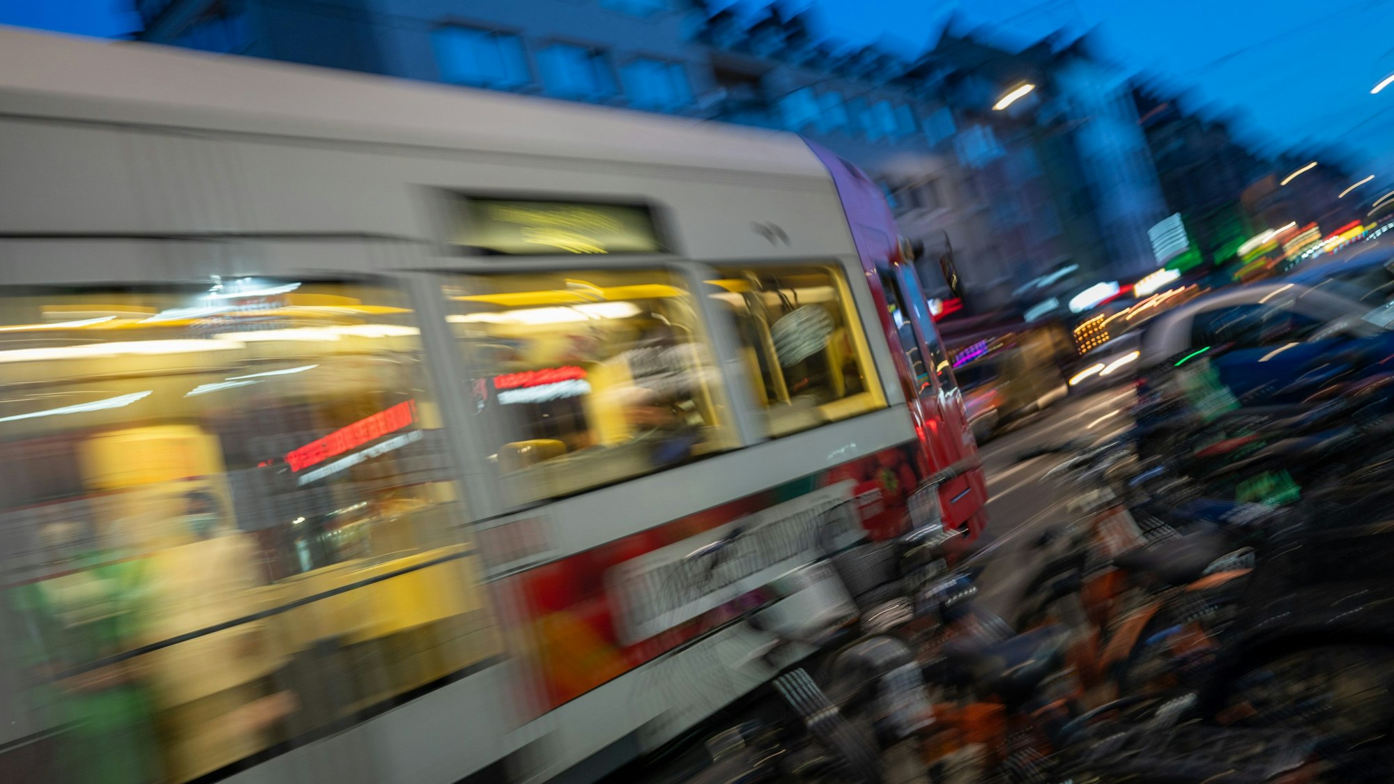 Durch die Zülpicher Straße fährt eine Straßenbahn.