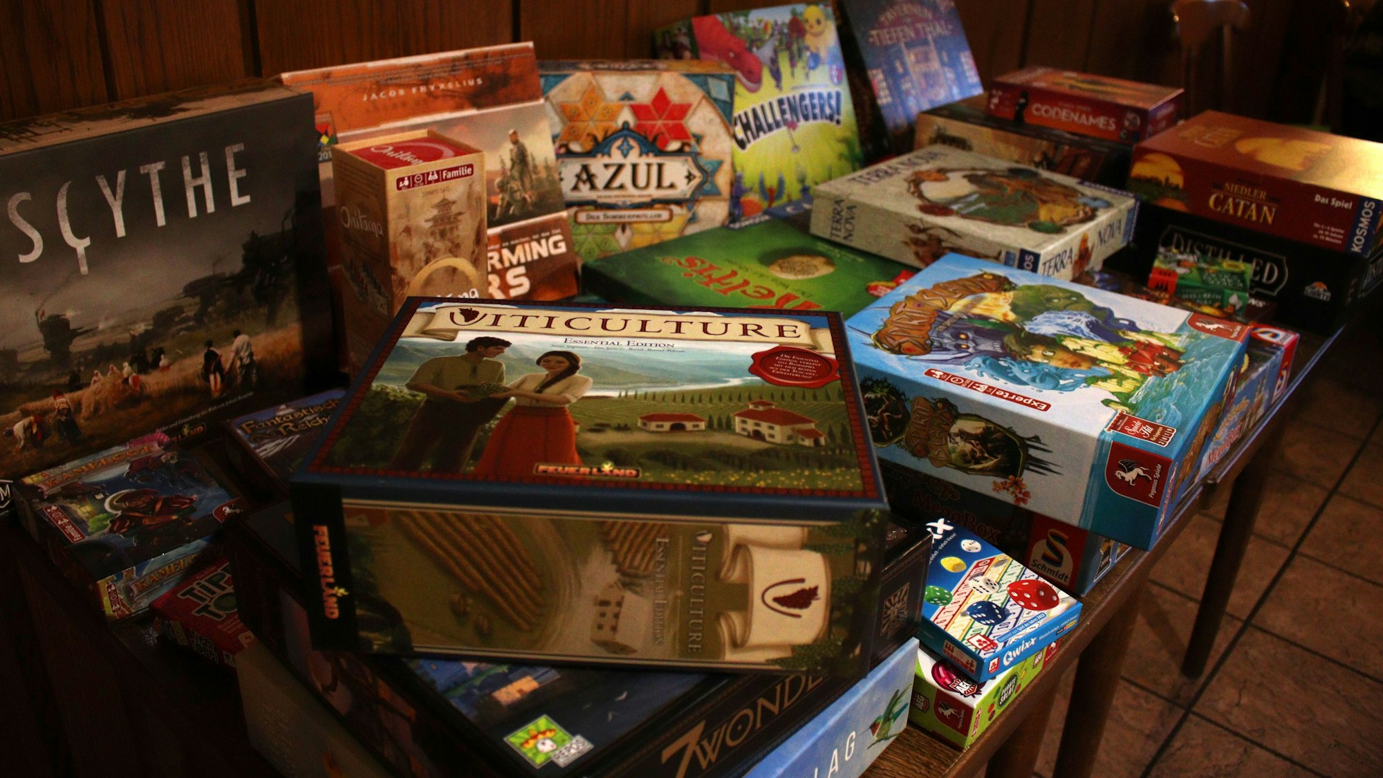 Viele verschiedene Spiele aufeinander gestapelt.