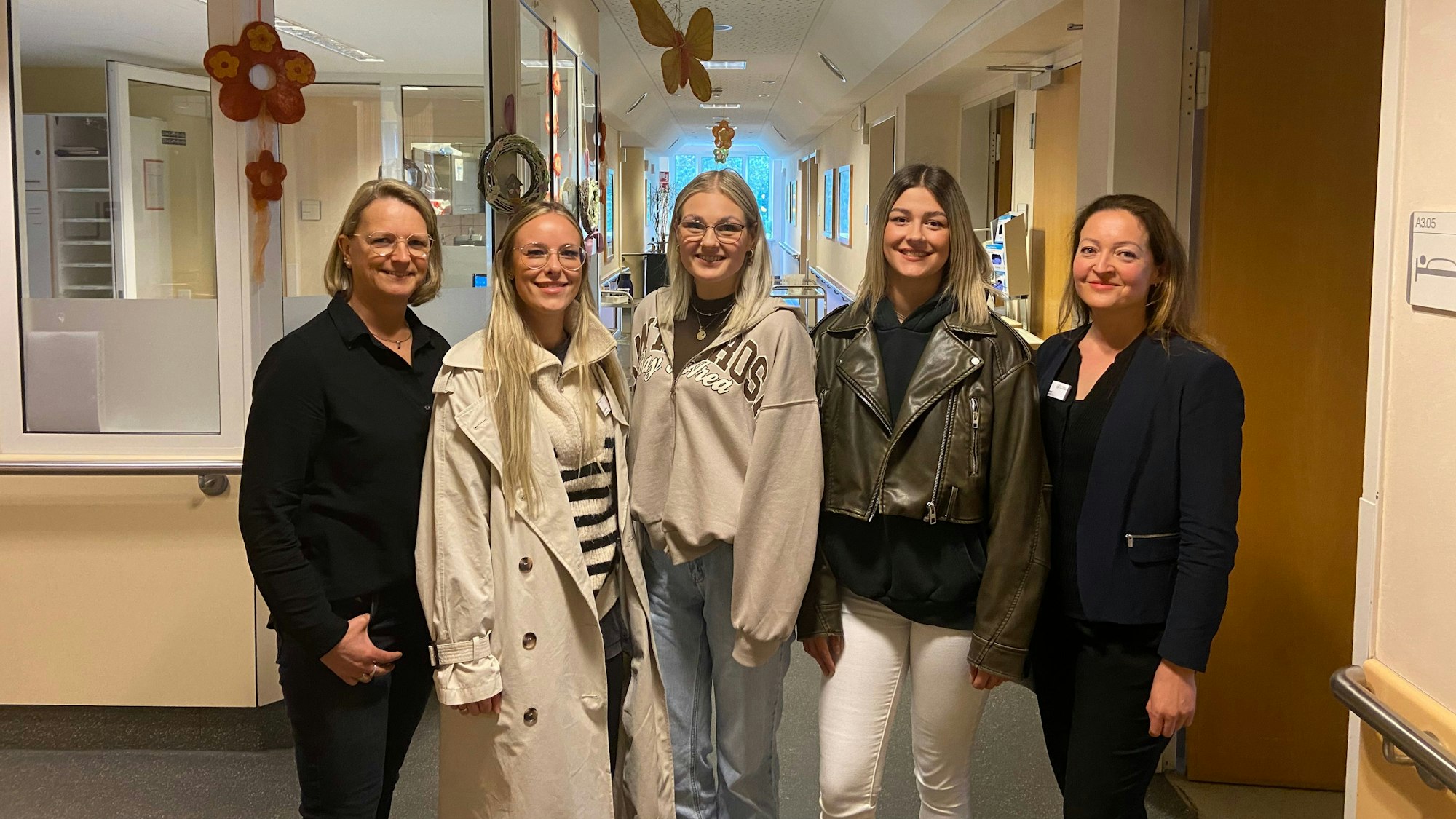 Annette Lenz-Holdinghausen (stellvertretende Pflegedirektorin), Lisa Miksa(Stationsleitung), Mara Aukstein (Azubi), Chantal Zeese (Azubi), Monika Gruna (Praxiskoordinstorin).
