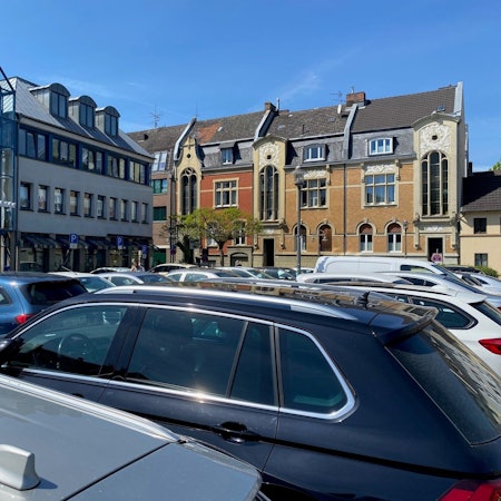 Autos stehen auf dem Belvedere-Platz in Brühl.