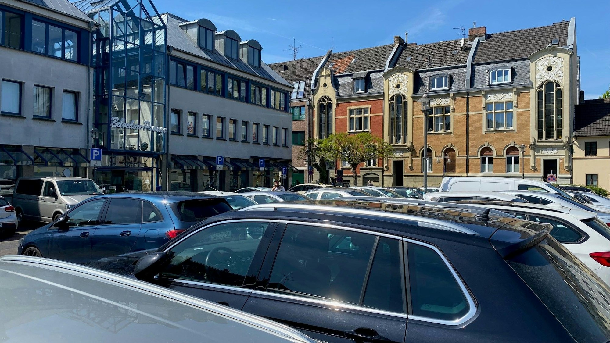 Autos stehen auf dem Belvedere-Platz in Brühl.