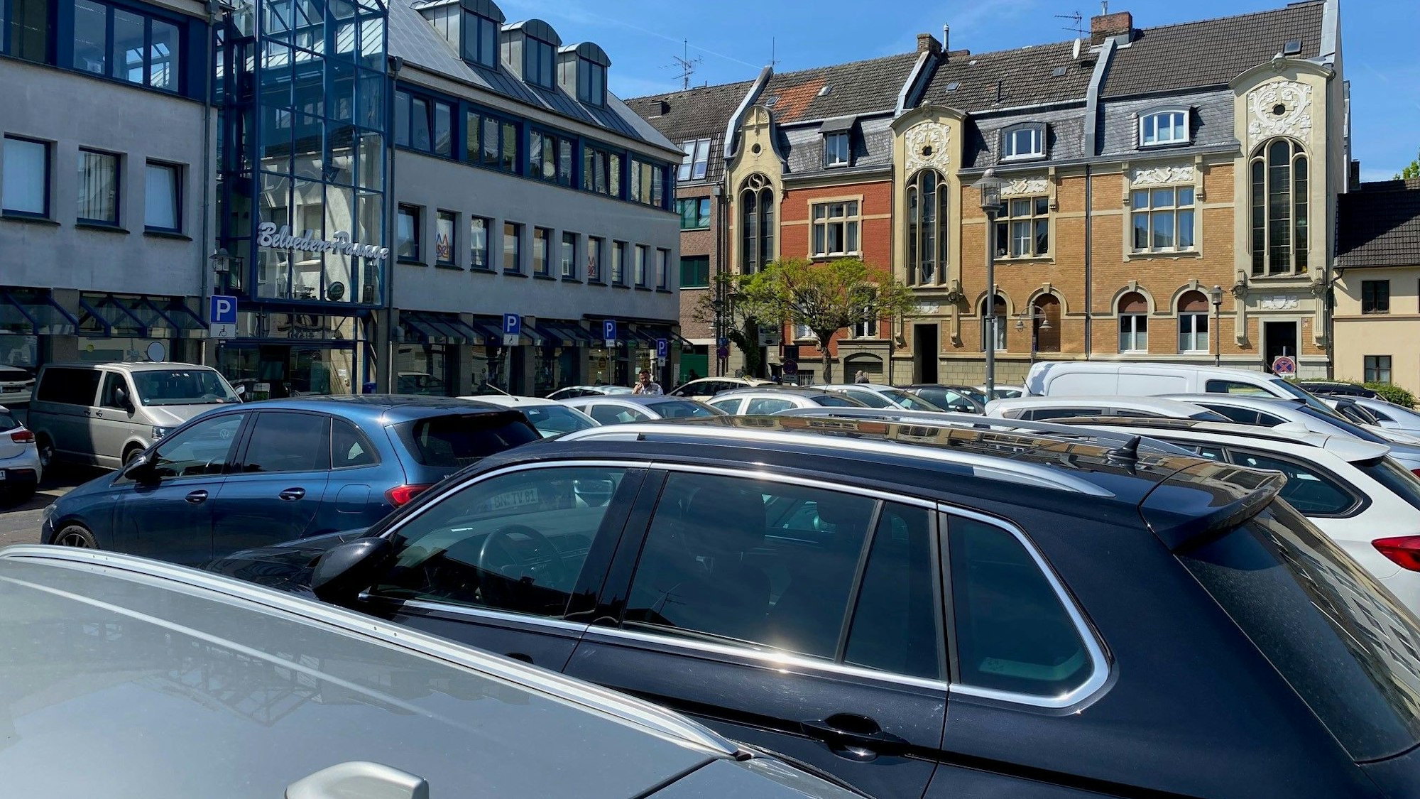 Das Foto zeigt den Belvedere-Platz in Brühl. Die Autos parken dort dicht an dicht.