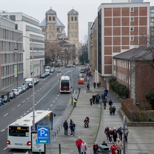 Touristenbusse halten auf der Gereonstraße in der Nähe des Börsenplatzes in Köln, um Touristen abzusetzen.
