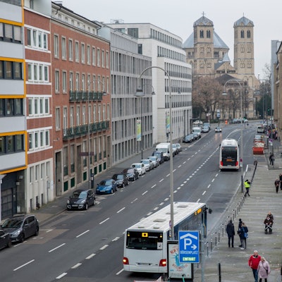 Touristenbusse halten auf der Gereonstraße in der Nähe des Börsenplatzes in Köln, um Touristen abzusetzen.