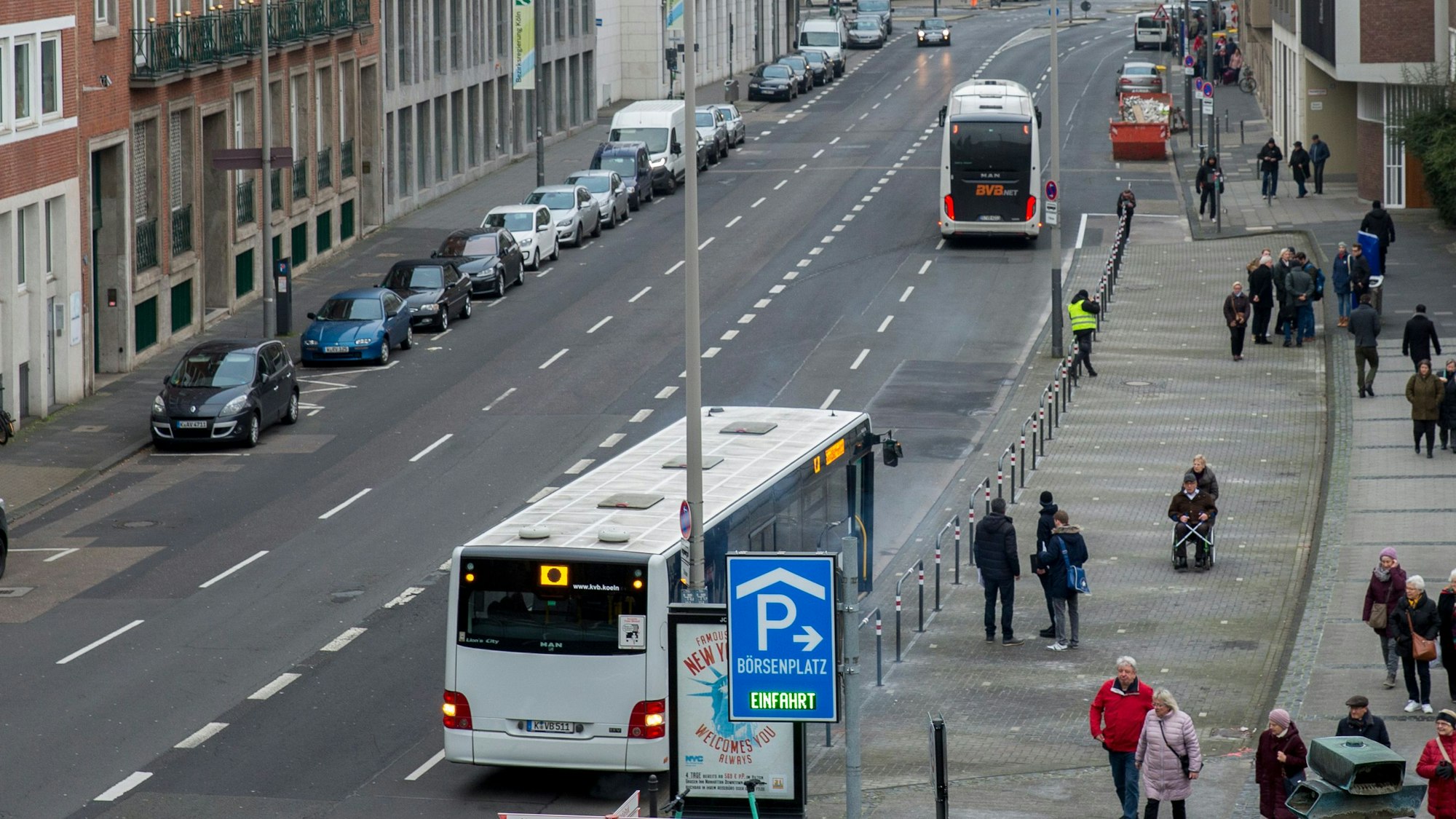 Touristenbusse halten auf der Gereonstraße in der Nähe des Börsenplatzes in Köln, um Touristen abzusetzen.