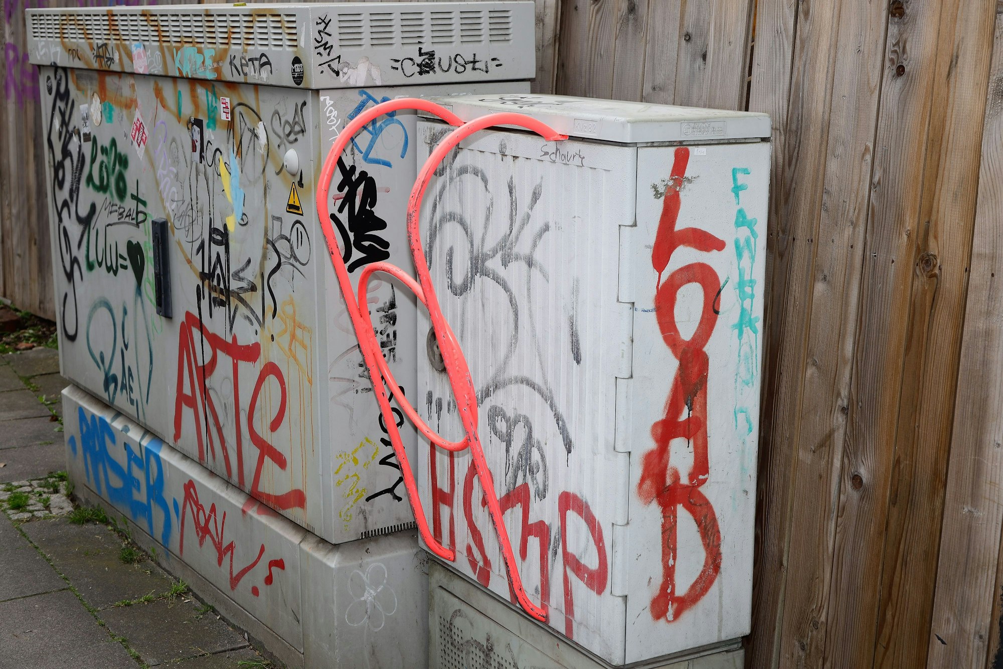 Eine Leiter hängt an einem Schaltkasten.