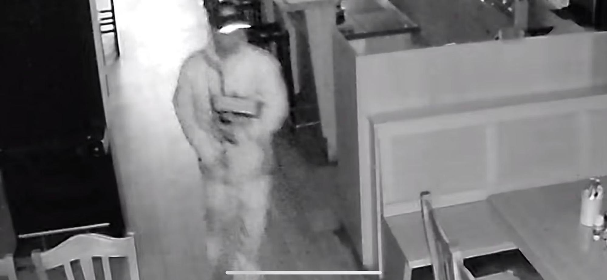 Ein Mann mit Kappe ist auf der Videoüberwachung zu sehen.