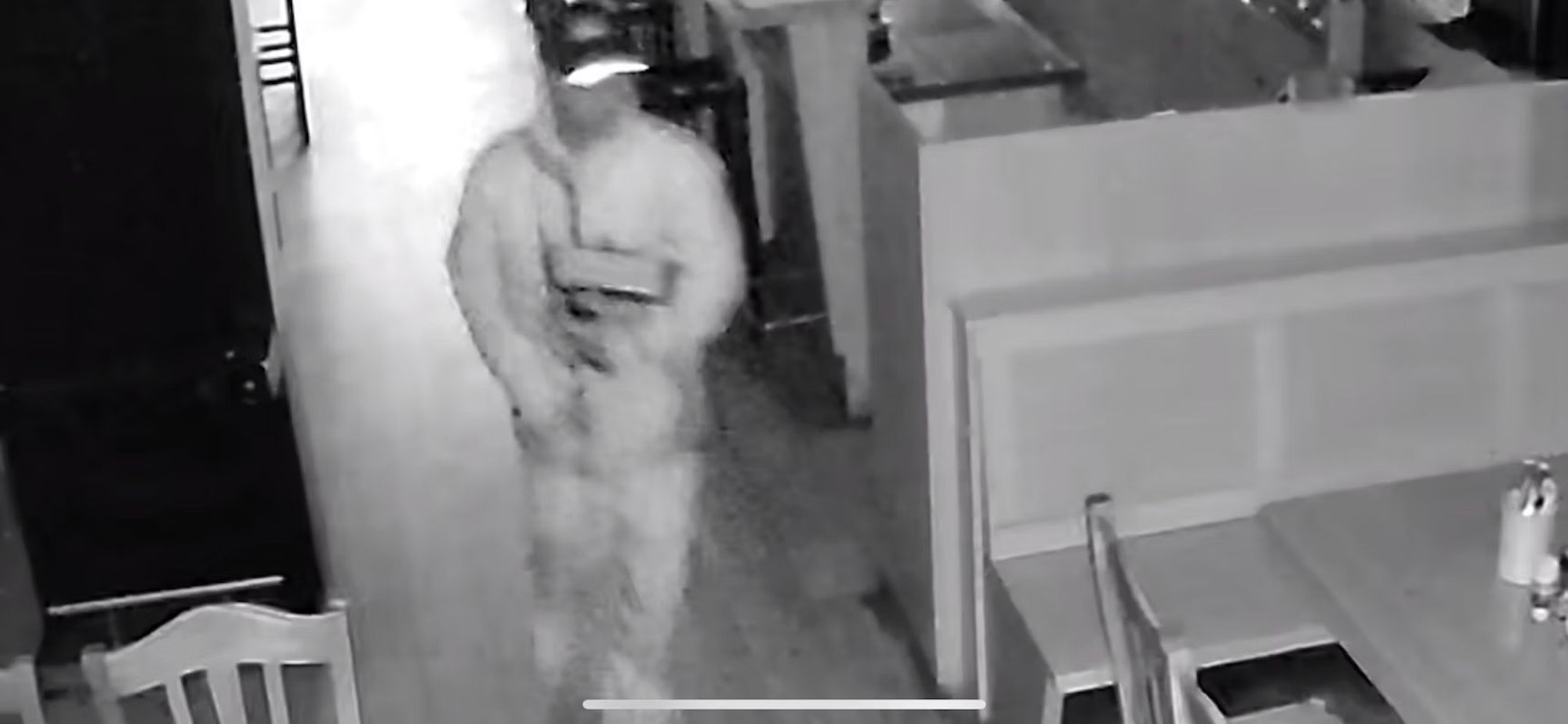 Ein Mann mit Kappe ist auf der Videoüberwachung zu sehen.