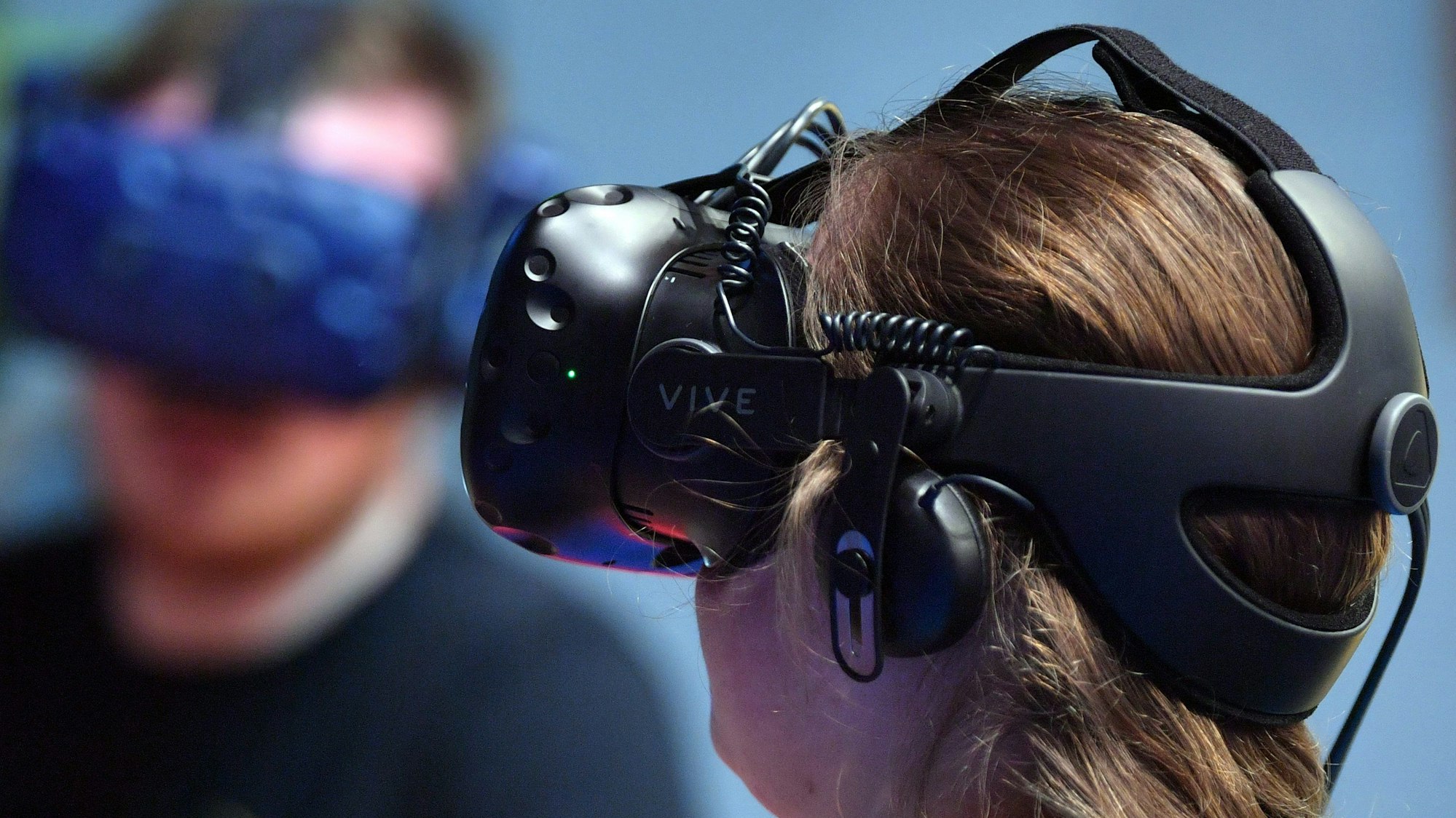 Eine Frau trägt eine VR-Brille.