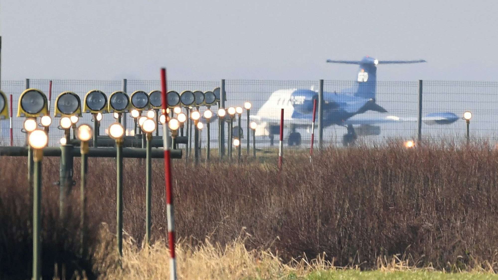 Ein Learjet zur Zieldarstellung der Airbus-Tochter GFD Aviation rollt auf dem Fliegerhorst Hohn zum Start. (Archivbild)