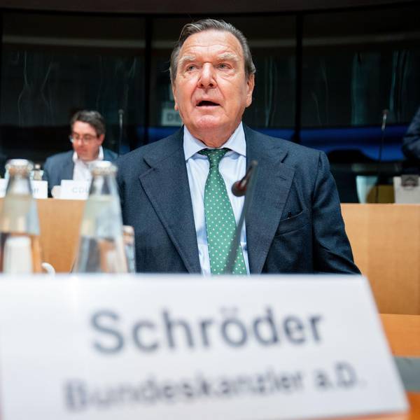 Gerhard Schröder (SPD), ehemaliger Bundeskanzler, darf trotz der großen Kritik wegen seiner Russland-Nähe bei den Sozialdemokraten bleiben. Auf dem Foto ist er zu sehen im Wirtschaftsausschuss zu Nord Stream 2. (Archivbild)