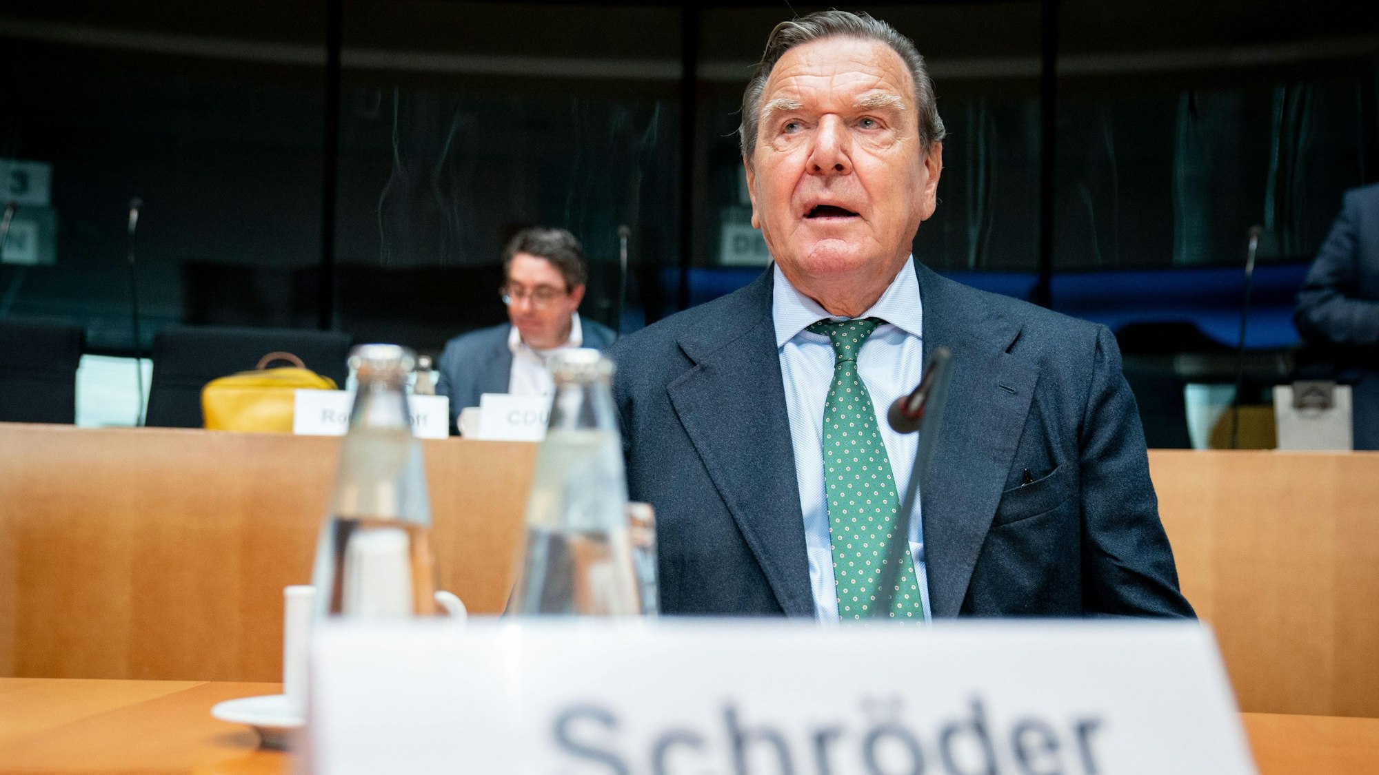 Gerhard Schröder (SPD), ehemaliger Bundeskanzler, darf trotz der großen Kritik wegen seiner Russland-Nähe bei den Sozialdemokraten bleiben. Auf dem Foto ist er zu sehen im Wirtschaftsausschuss zu Nord Stream 2. (Archivbild)