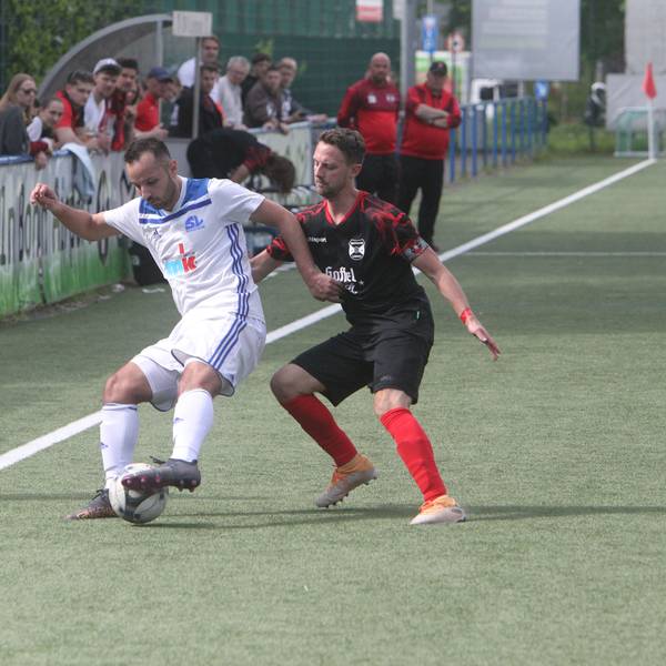 Serhildan Hannan (links) vom SV Bergheim und Jonas Timmer vom SV Lohmar