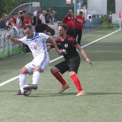 Serhildan Hannan (links) vom SV Bergheim und Jonas Timmer vom SV Lohmar
