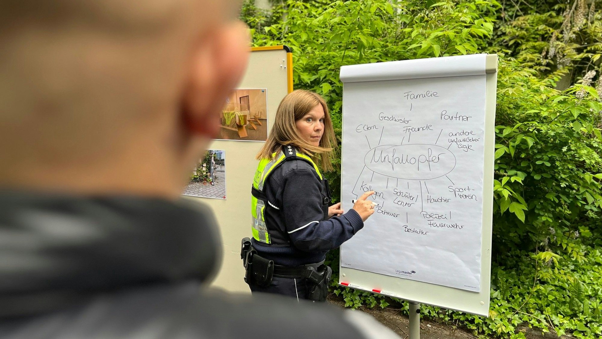 Opferschützerin Martina Scholz bittet die Schülerinnen und Schüler aufzuzählen, wer alles unter den Folgen eines tödlichen Unfalls leidet.