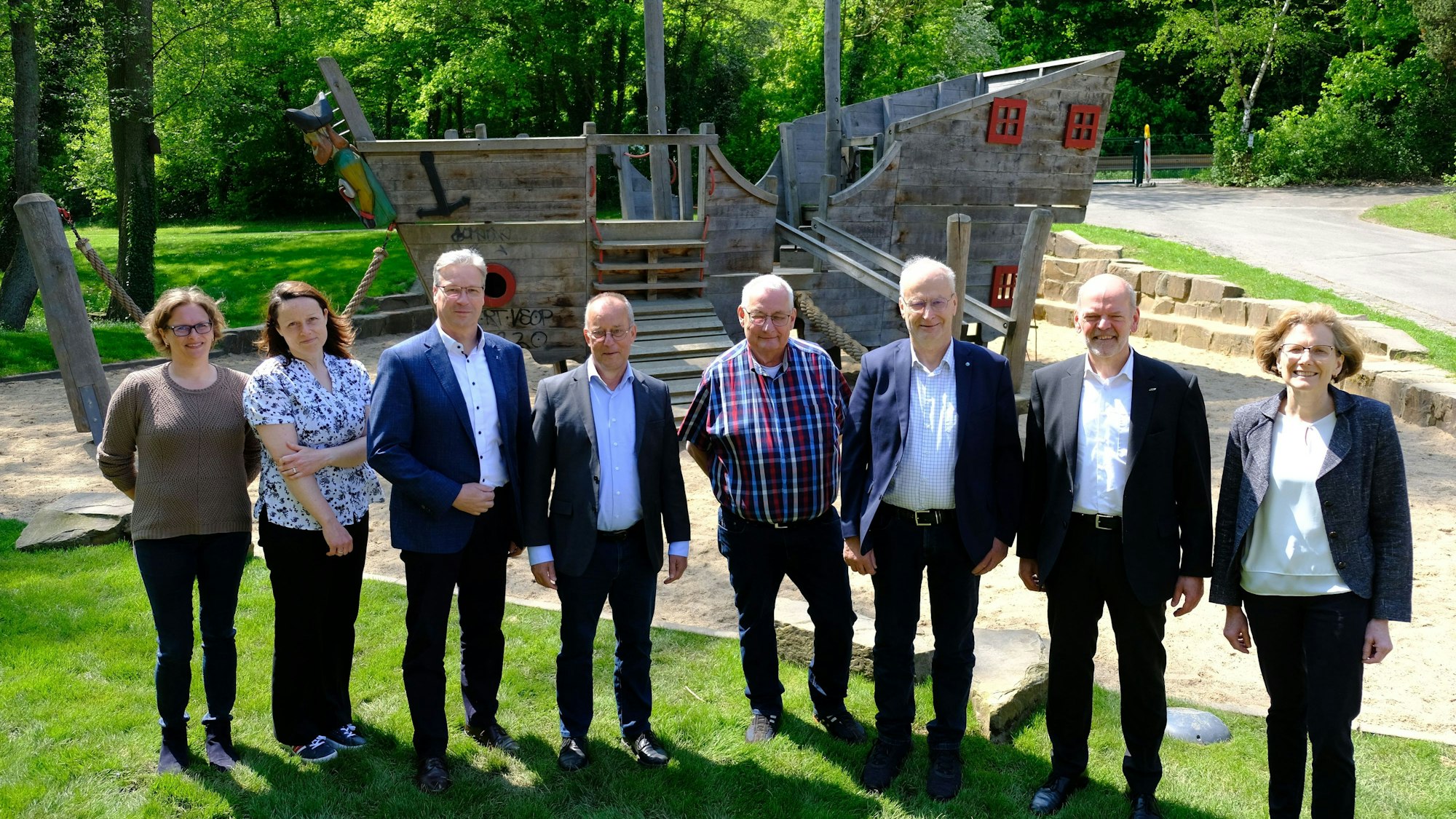 Auf dem frisch verlegten Rollrasen machten sich Vertreter der beteiligten Stellen ein Bild von den erfolgreich abgeschlossenen Sanierungsarbeiten im Mühlenpark.
