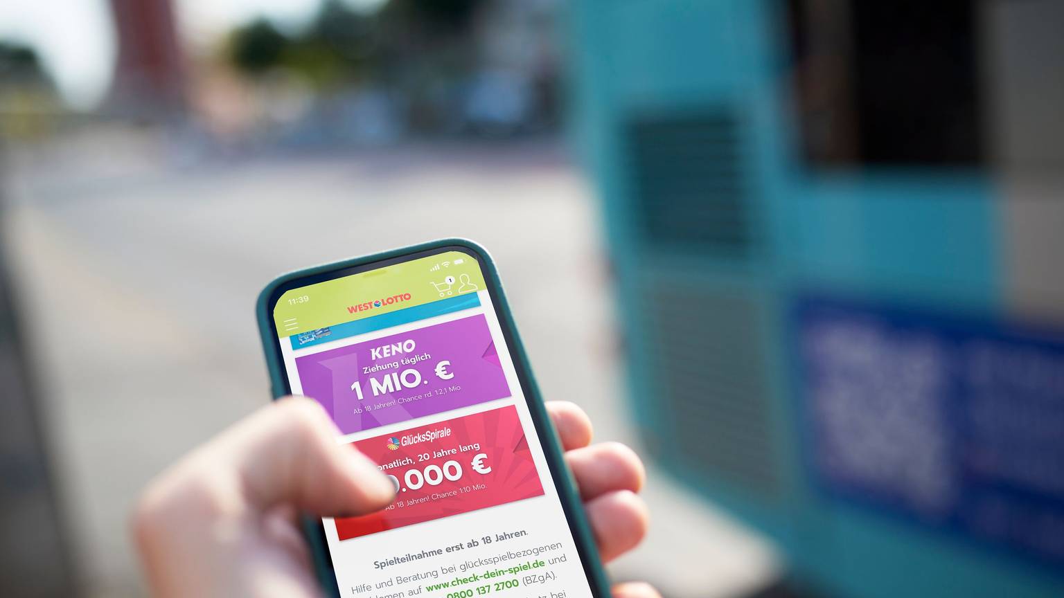 Smartphone mit WestLotto KENO auf dem Display.