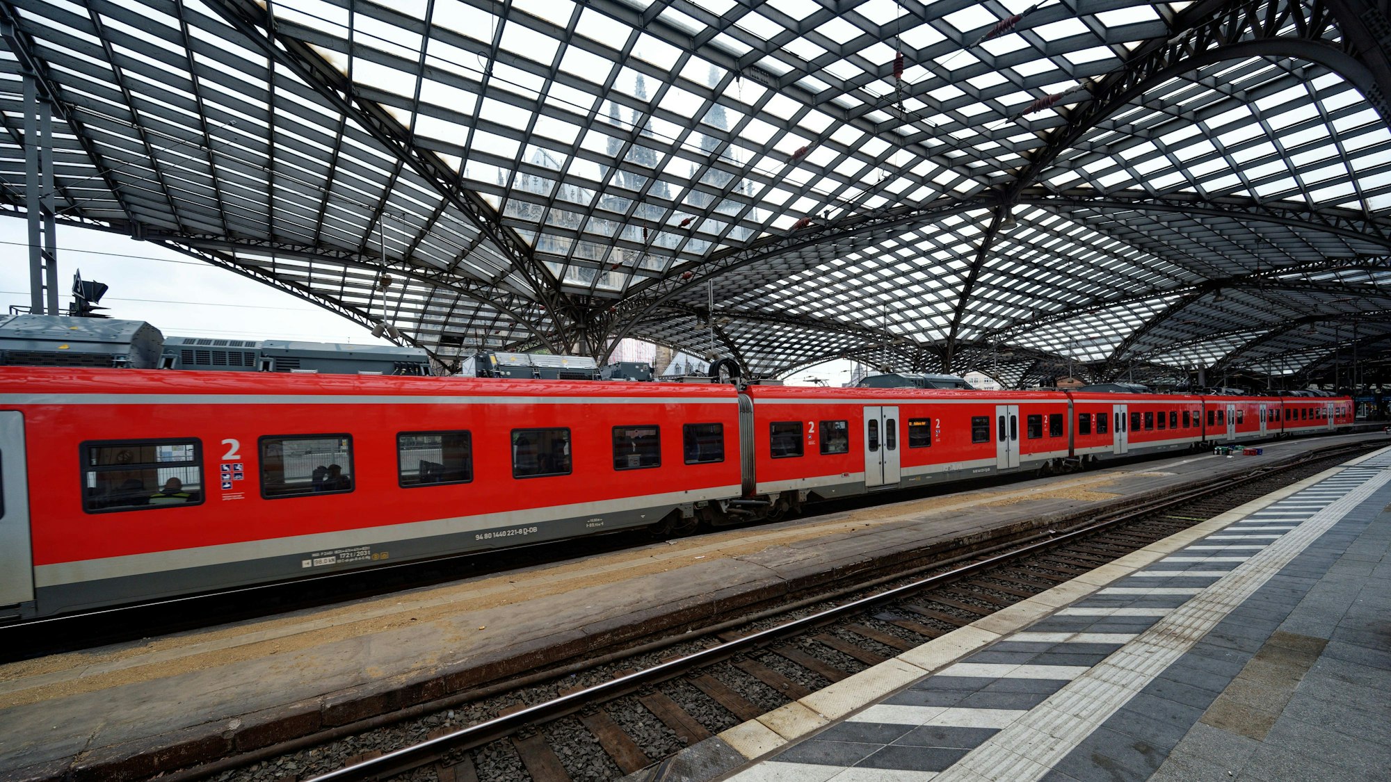 Köln: Eine S-Bahn der Deutschen Bahn fährt in den Hauptbahnhof. Im Fern- und Nahverkehr kommt es am Montag trotz der Streik-Absage zu Ausfällen.