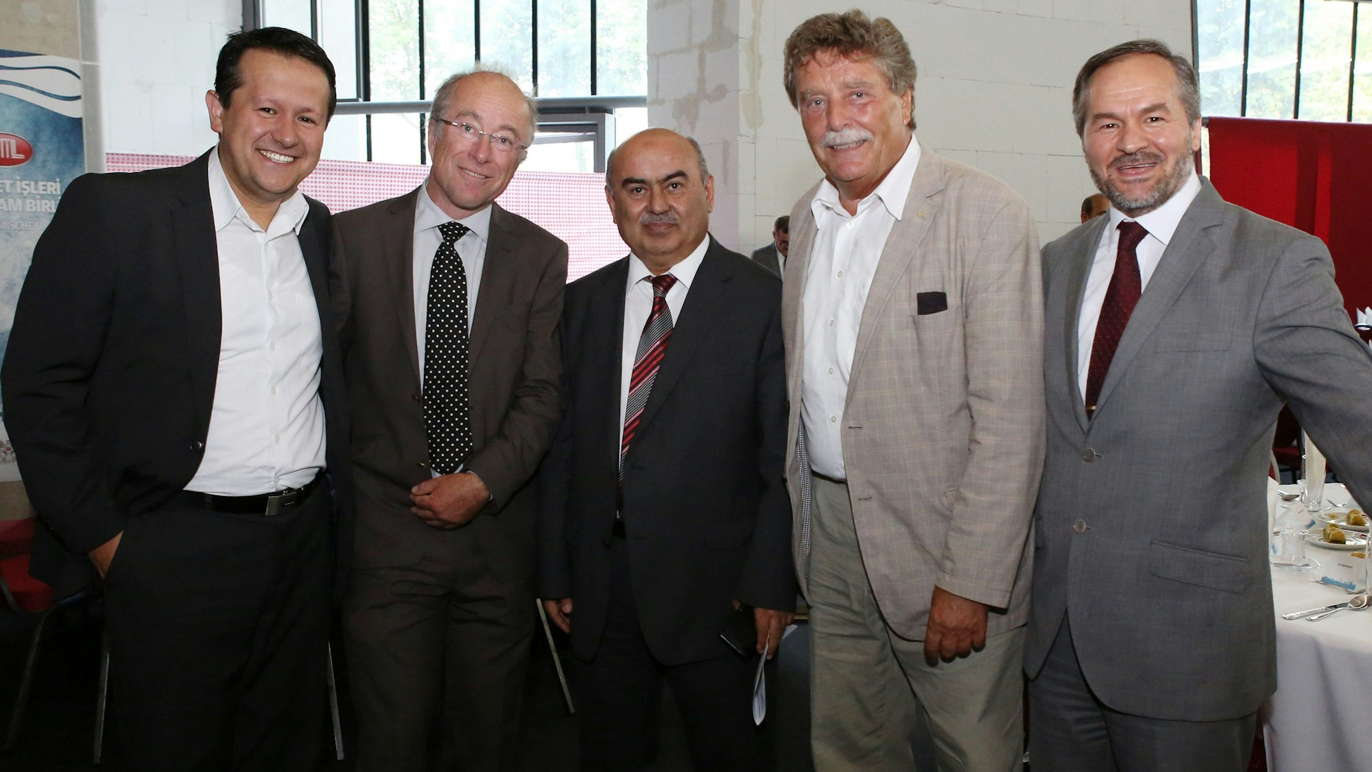 Der frühere Kölner OB Fritz Schramma (2. v.r.) mit dem damaligen Moschee-Projektleiter Selim Mercan, Architekt Paul Böhm und dem damaligen Ditib-Chef Izzet Er. (Archivbild)