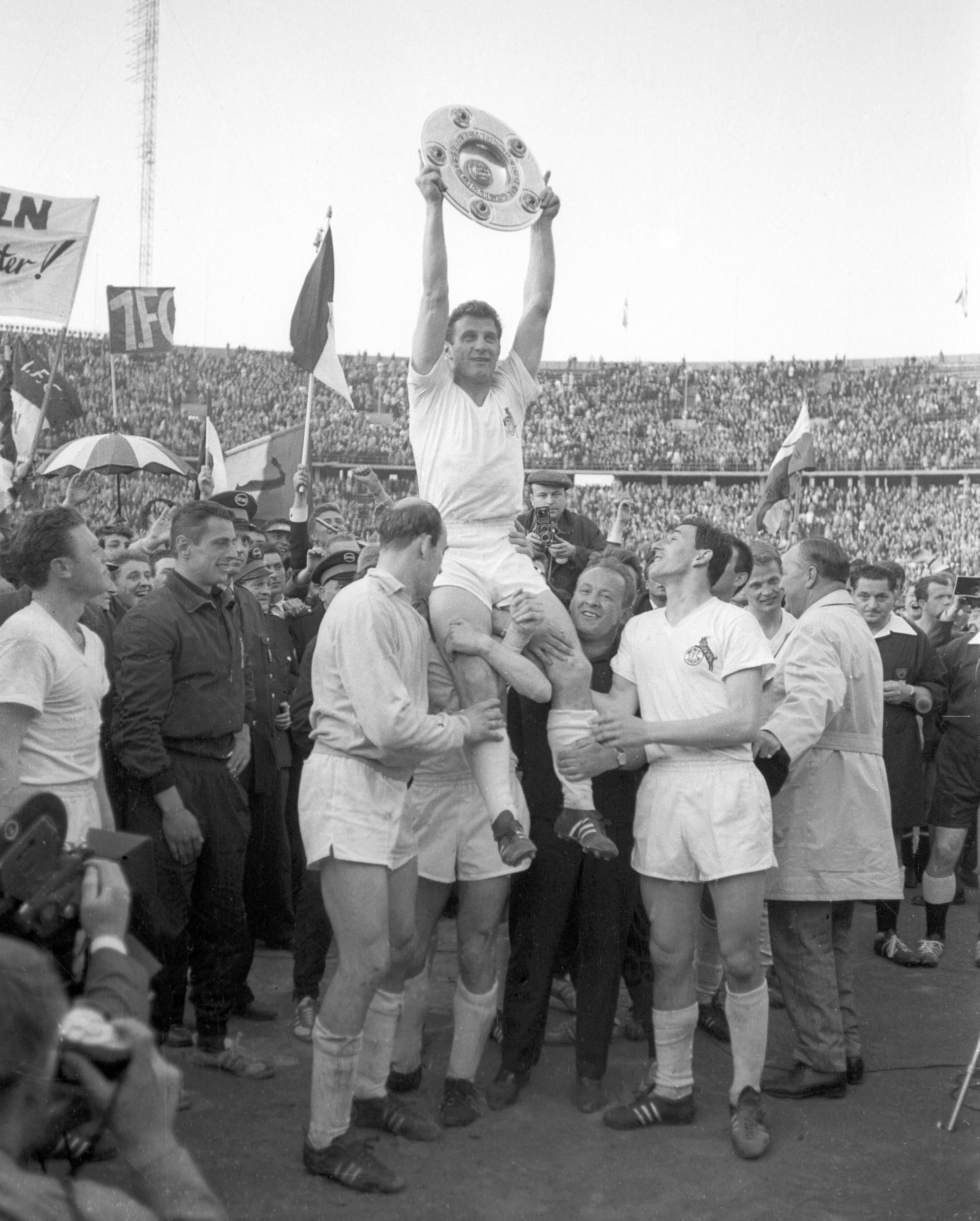Finale um die Deutsche Meisterschaft: 1.FC Köln-1.FC Nürnberg 4:0/12.05.1962 in Berlin. Mannschaftskapitän Hans Schäfer 1. FC Köln auf Schultern, präsentiert die Meisterschale. Unten: Trainer Zlatko Cajkovski und Torwart Fritz Ewert. *** Final for the German championship 1 FC Köln 1 FC Nürnberg 4 0 12 05 1962 in Berlin Team captain Hans Schäfer 1 FC Köln on shoulders, presenting the championship trophy Below coach Zlatko Cajkovski and goalkeeper Fritz Ewert HM
