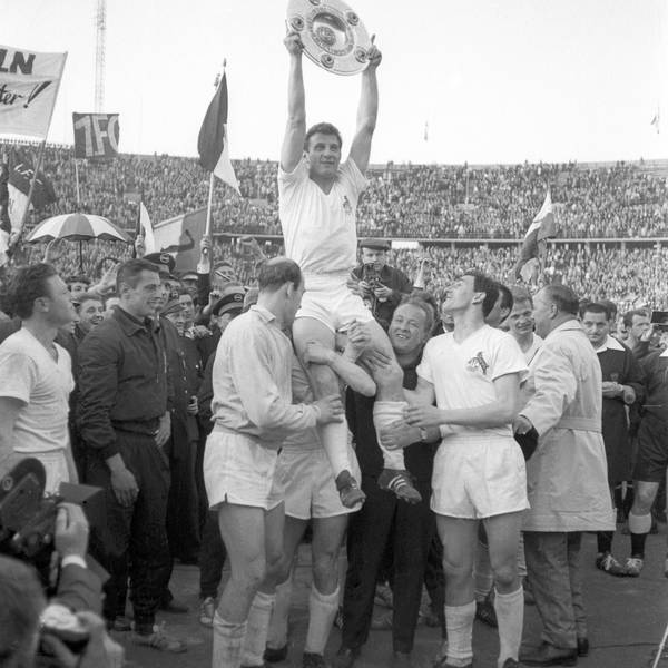 Finale um die Deutsche Meisterschaft: 1.FC Köln-1.FC Nürnberg 4:0/12.05.1962 in Berlin. Mannschaftskapitän Hans Schäfer 1. FC Köln auf Schultern, präsentiert die Meisterschale. Unten: Trainer Zlatko Cajkovski und Torwart Fritz Ewert. *** Final for the German championship 1 FC Köln 1 FC Nürnberg 4 0 12 05 1962 in Berlin Team captain Hans Schäfer 1 FC Köln on shoulders, presenting the championship trophy Below coach Zlatko Cajkovski and goalkeeper Fritz Ewert HM