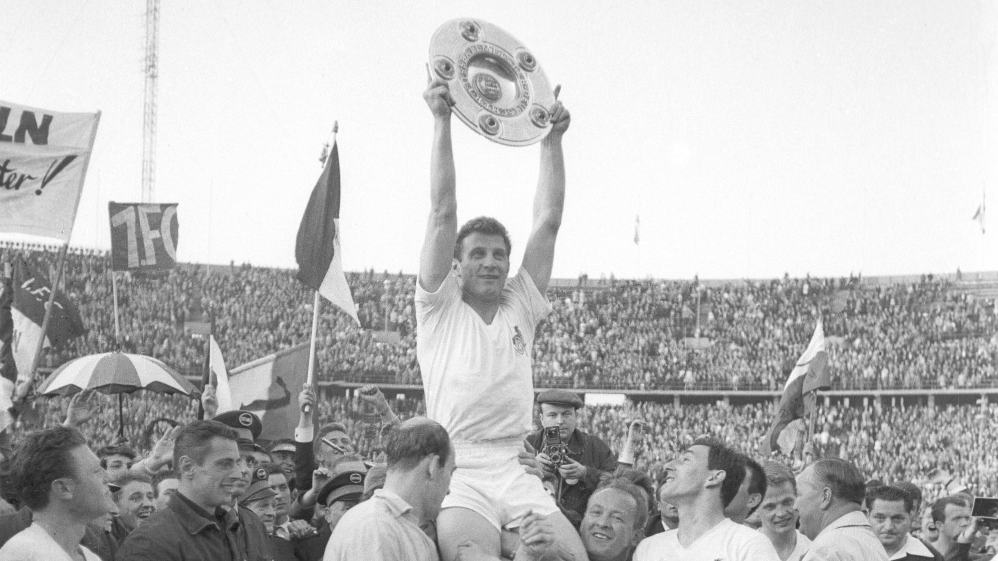 Finale um die Deutsche Meisterschaft: 1.FC Köln-1.FC Nürnberg 4:0/12.05.1962 in Berlin. Mannschaftskapitän Hans Schäfer 1. FC Köln auf Schultern, präsentiert die Meisterschale. Unten: Trainer Zlatko Cajkovski und Torwart Fritz Ewert. *** Final for the German championship 1 FC Köln 1 FC Nürnberg 4 0 12 05 1962 in Berlin Team captain Hans Schäfer 1 FC Köln on shoulders, presenting the championship trophy Below coach Zlatko Cajkovski and goalkeeper Fritz Ewert HM